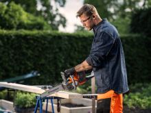 Akumulátorová pila Husqvarna 215i s akumulátorem a nabíječkou (3)