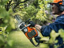 Akumulátorová pila Husqvarna 215i bez akumulátoru a nabíječky (4)