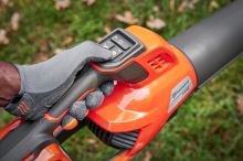 Akumulátorový foukač Husqvarna 230iB s akumulátorem a nabíječkou (3)