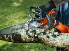 Akumulátorová pila Husqvarna 215i bez akumulátoru a nabíječky (5)
