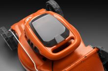Husqvarna AKU sekačka LC 142i AKU (vč. baterie  a nabíječky) (2)